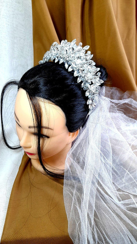 تاج پرنسسی برجسته با طراحی سه بعدی ترکیب سنگ و کریستال و نگین اصل (۱۰ تا تاج بخر یکی هدیه ببر ۱۰+۱=۱۱)