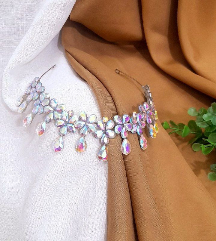 تاج جذاب ملکه ای تمام سنگ اصل (توضیحات) (۱۰ تا تاج بخر یکی هدیه ببر ۱۰+۱=۱۱)